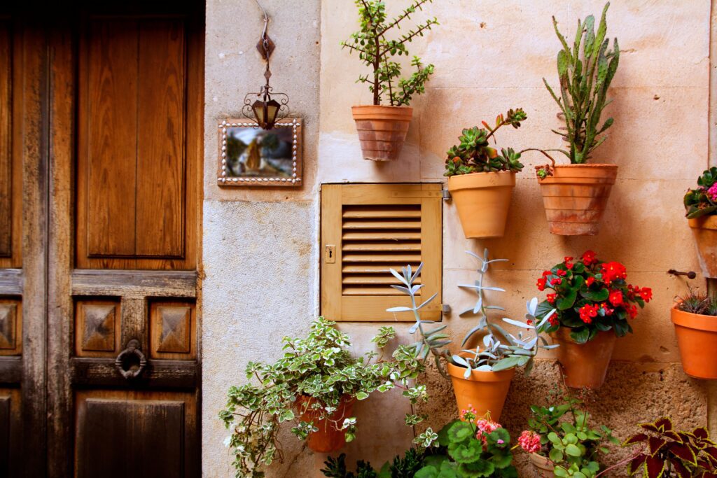 Italiaans huis met planten en bloemen in pot